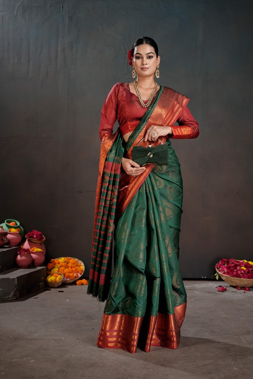 Soft Silk Chitt Pallue With Contrast Blouse Weaving Saree