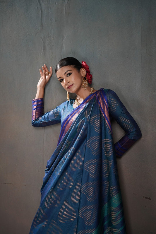 Soft Silk Chitt Pallue With Contrast Blouse Weaving Saree