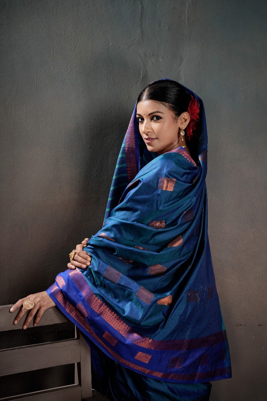 Soft Silk Chitt Pallue With Contrast Blouse Weaving Saree