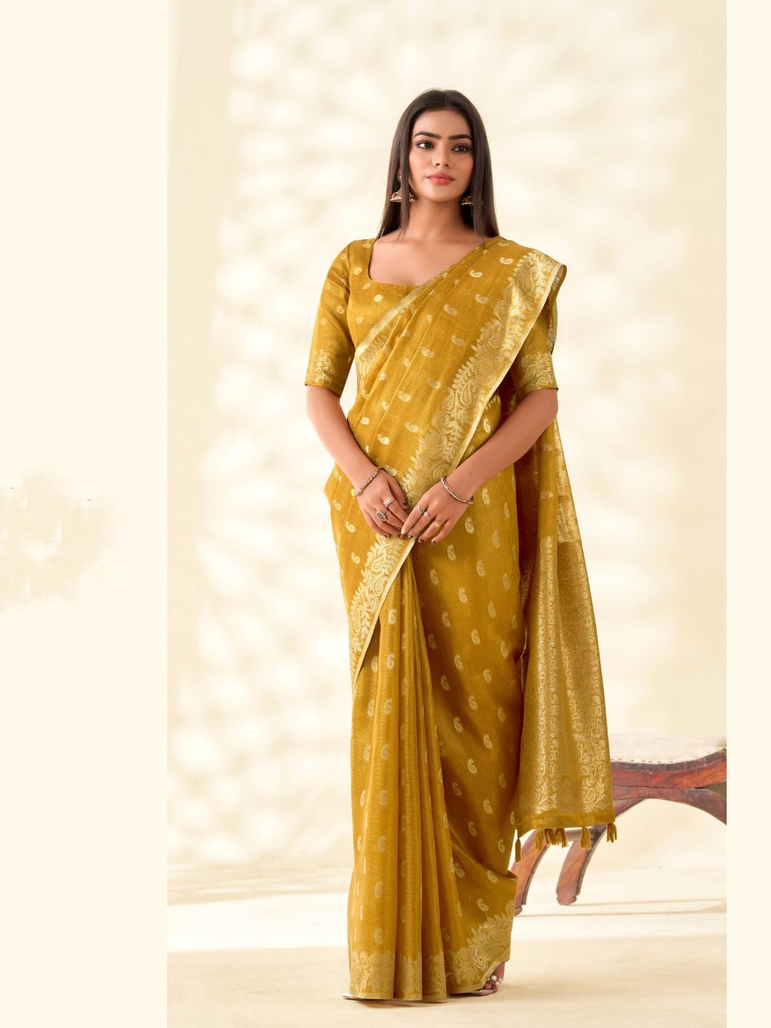 Soft Tissue Linen With Big Jaquard Pallu Handloom Silk Saree