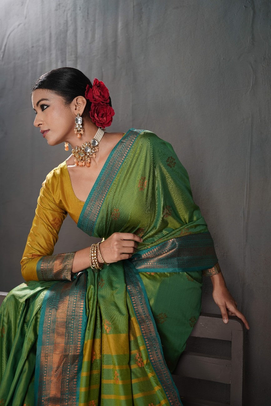 Soft Silk Chitt Pallue With Contrast Blouse Weaving Saree